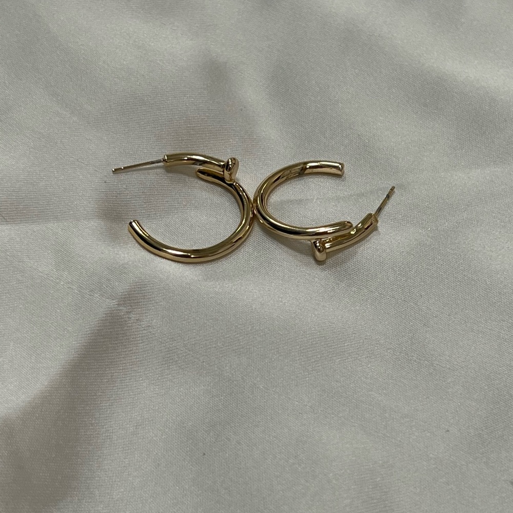 Design golden earrings